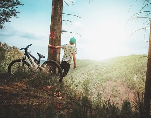 Cycliste avec son vélo regardant le paysage